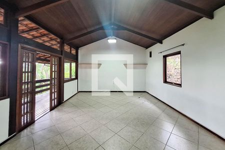 Sala de casa de condomínio para alugar com 4 quartos, 325m² em Serra Grande, Niterói