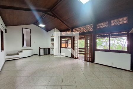 Sala de casa de condomínio para alugar com 4 quartos, 325m² em Serra Grande, Niterói