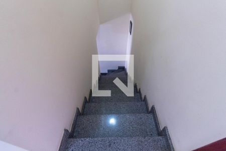 Casa à venda com 100m², 2 quartos e 2 vagas Casa à venda com 100m², 2 quartos e 2 vagasEscada