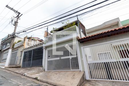 Casa à venda com 100m², 2 quartos e 2 vagas Casa à venda com 100m², 2 quartos e 2 vagasFachada
