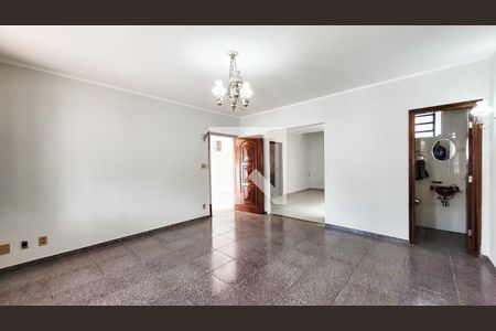 Casa à venda com 216m², 5 quartos e 5 vagasSala