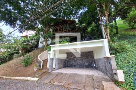 Casa de condomínio à venda com 210m², 3 quartos e 2 vagas Casa de condomínio à venda com 210m², 3 quartos e 2 vagasFachada