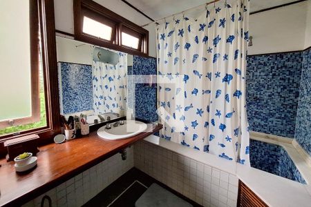 Casa de condomínio à venda com 210m², 3 quartos e 2 vagas Casa de condomínio à venda com 210m², 3 quartos e 2 vagasBanheiro da Suíte