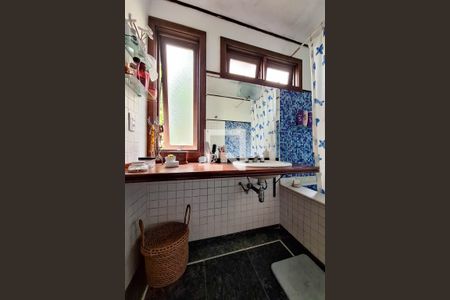 Casa de condomínio à venda com 210m², 3 quartos e 2 vagas Casa de condomínio à venda com 210m², 3 quartos e 2 vagasBanheiro da Suíte