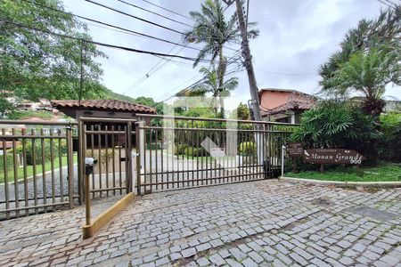 Casa de condomínio à venda com 210m², 3 quartos e 2 vagas Casa de condomínio à venda com 210m², 3 quartos e 2 vagasFachada
