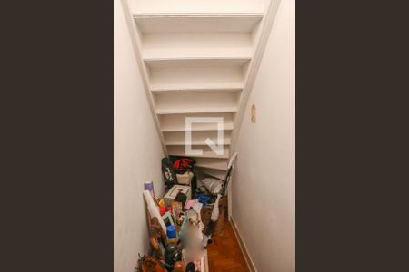 Espaço abaixo da escada de casa à venda com 2 quartos, 120m² em Perdizes, São Paulo
