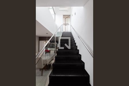 Apartamento à venda com 237m², 3 quartos e 3 vagas Apartamento à venda com 237m², 3 quartos e 3 vagasEscada