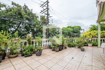 Casa à venda com 310m², 5 quartos e 3 vagas Casa à venda com 310m², 5 quartos e 3 vagasVaranda