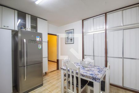 Casa à venda com 310m², 5 quartos e 3 vagas Casa à venda com 310m², 5 quartos e 3 vagasCozinha