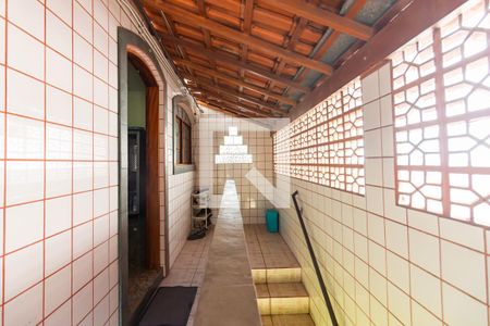 Casa à venda com 310m², 5 quartos e 3 vagas Casa à venda com 310m², 5 quartos e 3 vagasEscada
