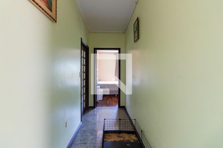 Casa à venda com 310m², 5 quartos e 3 vagas Casa à venda com 310m², 5 quartos e 3 vagasCorredor