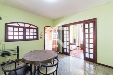 Casa à venda com 310m², 5 quartos e 3 vagas Casa à venda com 310m², 5 quartos e 3 vagasCopa