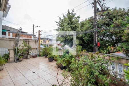 Casa à venda com 310m², 5 quartos e 3 vagas Casa à venda com 310m², 5 quartos e 3 vagasVaranda