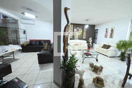 Sala de casa para alugar com 4 quartos, 360m² em Vila Santa Isabel, Goiânia