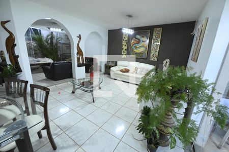 Sala de casa para alugar com 4 quartos, 360m² em Vila Santa Isabel, Goiânia