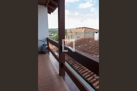 Casa à venda com 160m², 3 quartos e 3 vagas Casa à venda com 160m², 3 quartos e 3 vagasVaranda