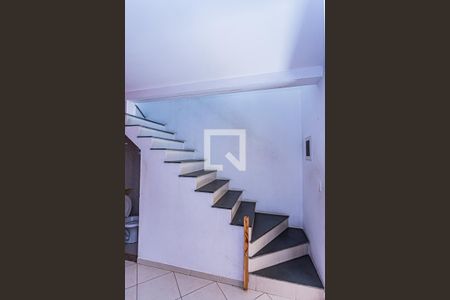Escada de casa à venda com 2 quartos, 56m² em Chácara Nossa Senhora Aparecida, São Paulo