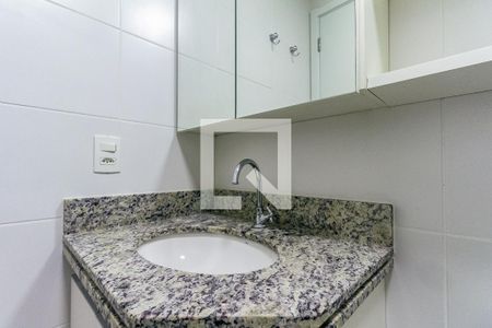 Banheiro de kitnet/studio para alugar com 1 quarto, 36m² em Liberdade, São Paulo