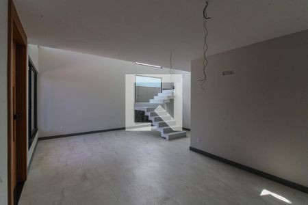 Casa de condomínio à venda com 330m², 4 quartos e 2 vagasSala