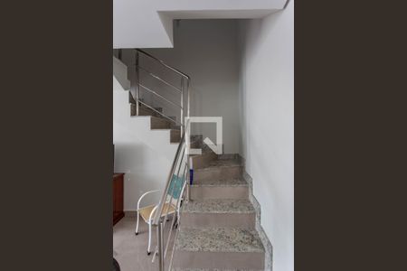 Escada de casa à venda com 3 quartos, 103m² em Santa Rosa, Belo Horizonte