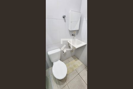 Banheiro de kitnet/studio para alugar com 1 quarto, 28m² em Ponta da Praia, Santos