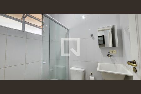 Banheiro de kitnet/studio para alugar com 1 quarto, 28m² em Ponta da Praia, Santos