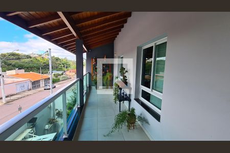 Casa à venda com 286m², 4 quartos e 4 vagas Casa à venda com 286m², 4 quartos e 4 vagasSacada