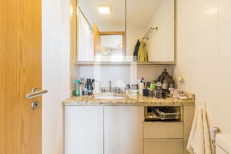 Banheiro da Suite de apartamento à venda com 2 quartos, 107m² em Passo D’areia, Porto Alegre