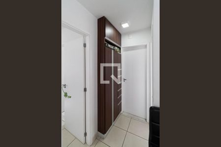 Corredor de apartamento à venda com 2 quartos, 60m² em Serrano, Belo Horizonte