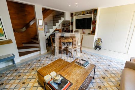 Sala de casa de condomínio à venda com 3 quartos, 250m² em Vila Tramontano, São Paulo