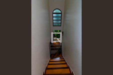 Escada de casa de condomínio para alugar com 3 quartos, 200m² em Jardim Independência, São Paulo