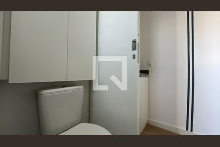 Banheiro de apartamento para alugar com 1 quarto, 17m² em Rebouças, Curitiba