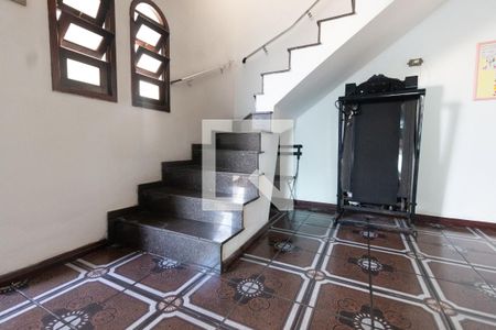 Escada de casa para alugar com 2 quartos, 443m² em Vila Prado, São Paulo