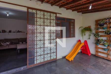 Casa à venda com 76m², 2 quartos e 4 vagas Casa à venda com 76m², 2 quartos e 4 vagasVaranda