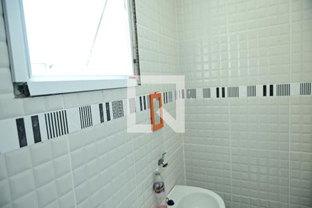 Banheiro de kitnet/studio para alugar com 1 quarto, 19m² em Tupi, Praia Grande