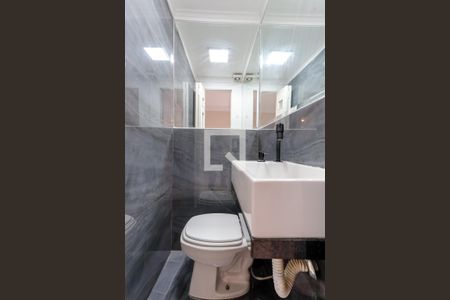 Lavabo de casa de condomínio para alugar com 4 quartos, 210m² em Jardim Peri, São Paulo