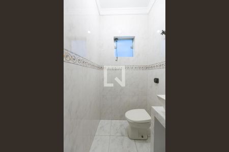 Banheiro de casa à venda com 3 quartos, 120m² em Vila Carmosina, São Paulo
