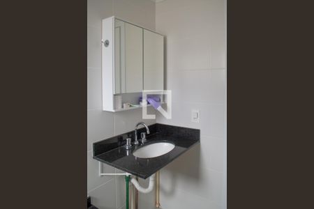 Banheiro de kitnet/studio para alugar com 1 quarto, 30m² em Santana, Porto Alegre