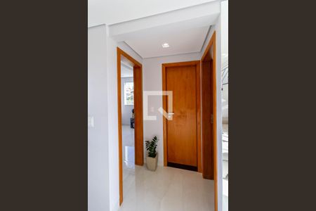 Corredor de apartamento para alugar com 3 quartos, 120m² em Piratininga, Belo Horizonte
