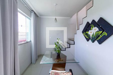 Sala  de casa à venda com 5 quartos, 144m² em Piratininga (venda Nova), Belo Horizonte