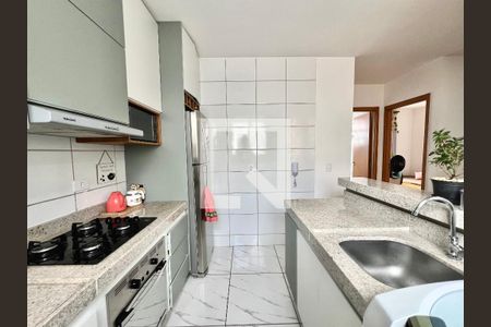 Cozinha  de apartamento à venda com 2 quartos, 45m² em Chácaras Cotia, Contagem