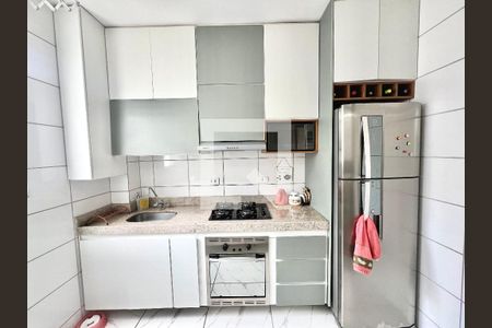 Cozinha  de apartamento à venda com 2 quartos, 45m² em Chácaras Cotia, Contagem