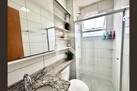 Banheiro de apartamento à venda com 2 quartos, 45m² em Chácaras Cotia, Contagem