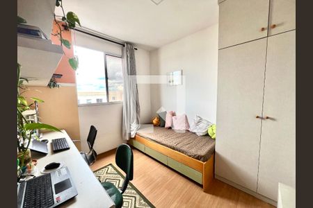 Quarto de apartamento à venda com 2 quartos, 45m² em Chácaras Cotia, Contagem