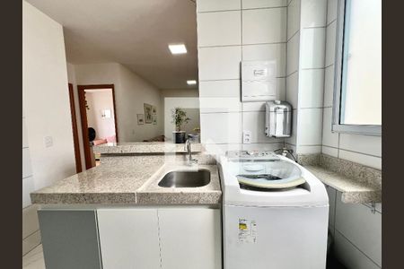 Cozinha  de apartamento à venda com 2 quartos, 45m² em Chácaras Cotia, Contagem