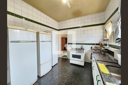 Casa à venda com 384m², 4 quartos e 4 vagas Casa à venda com 384m², 4 quartos e 4 vagasCozinha