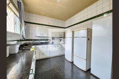 Casa à venda com 384m², 4 quartos e 4 vagas Casa à venda com 384m², 4 quartos e 4 vagasCozinha