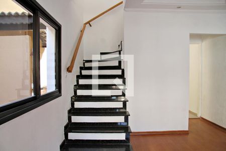 Escada acesso aos quartos de casa para alugar com 4 quartos, 130m² em Portal dos Gramados, Guarulhos