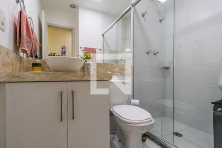 Banheiro de apartamento para alugar com 2 quartos, 68m² em Jardim Tupanci, Barueri