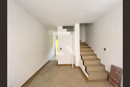 Sala de casa de condomínio para alugar com 2 quartos, 60m² em Vila Nivi, São Paulo